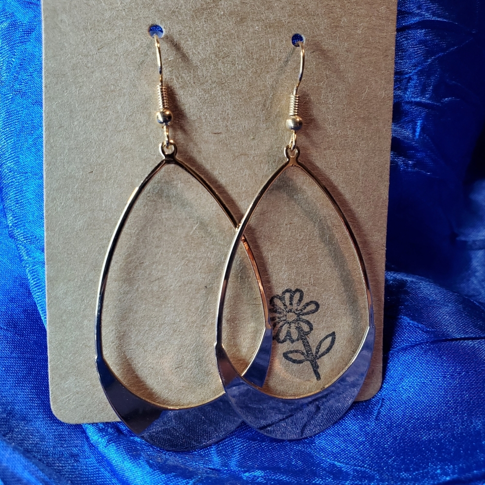 Brilliantly Gold that shines. It's a Teardrop earring set.